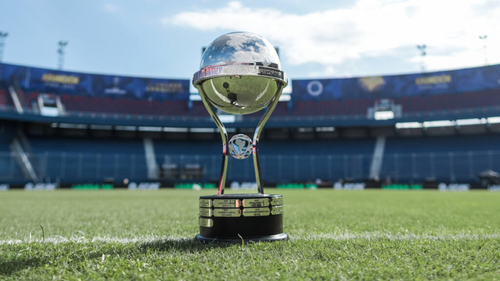 Trofeo de la Copa Sudamericana. - @Sudamericana.