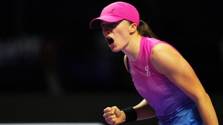 Iga Swiatek regresa a las canchas tras dos meses y debuta con victoria en las WTA Finals de Riyadh