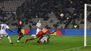 Joyas para enmarcar: los golazos de Tolisso y Mikautadze para la victoria del Lyon frente al Qarabag