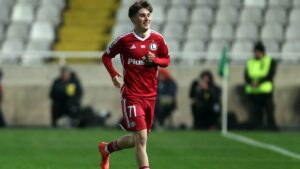 Mateusz Szczepaniak, del Legia, entró, y al minuto marcó el gol más joven en la historia de la Conference League