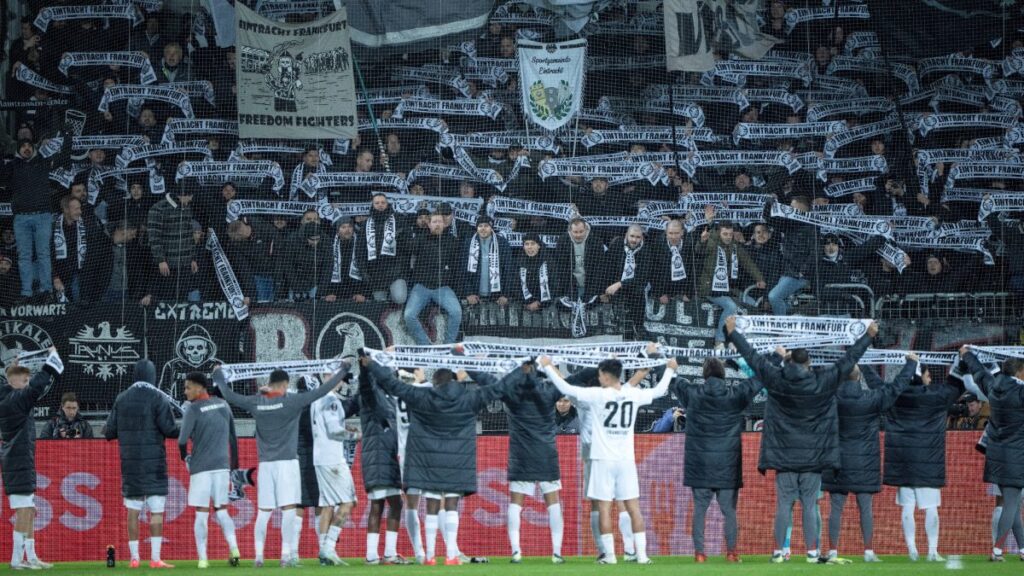 Los jugadores del Frankfurt junto a su afición. (Reuters)