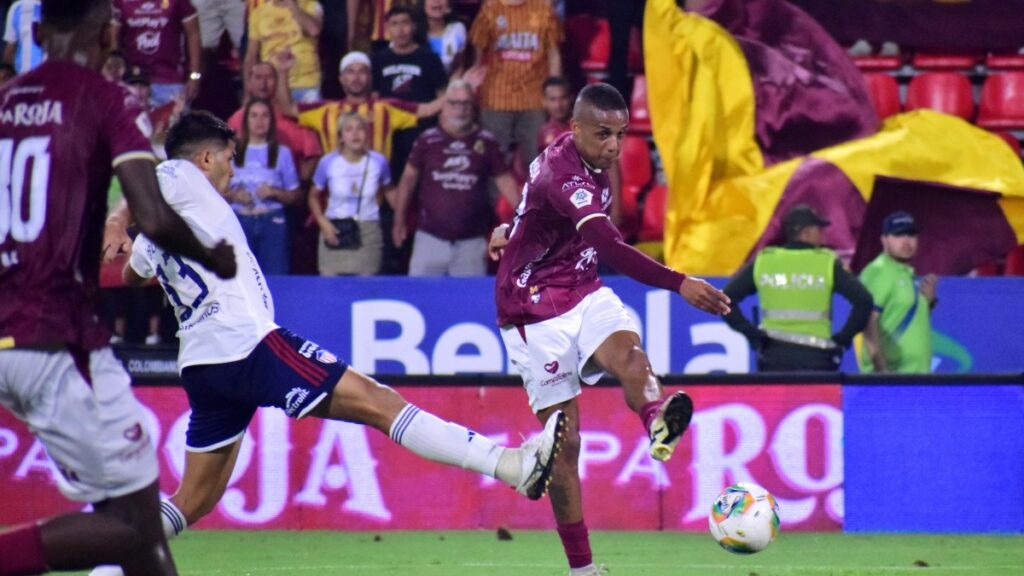 Momento del gol de Lucumí que le dio la punta en el Grupo B. Vizzor