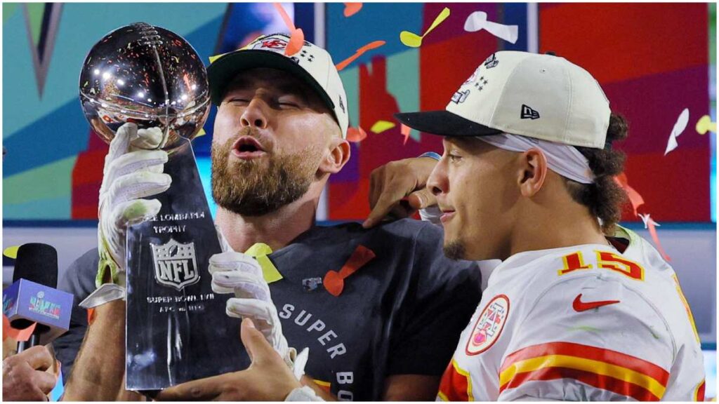 Travis Kelce y Patrick Mahomes con el trofeo Vince Lombardi | Reuters