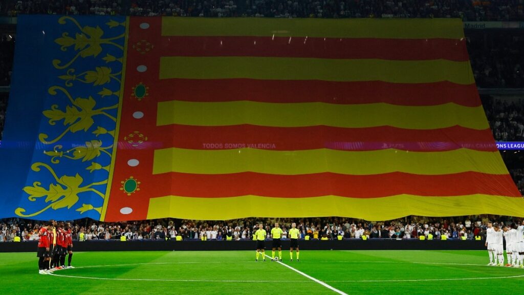 Minuto de silencio con la bandera de Valencia en partido de La Liga / Reuters