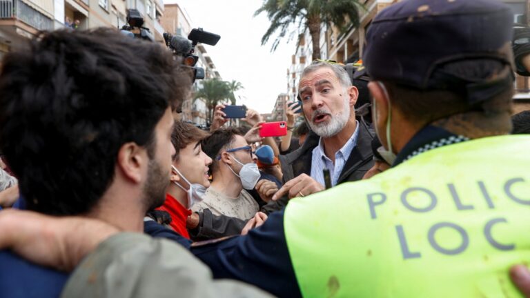 Manifestantes increpan al Rey de España en su paso por Valencia por tardía reacción ante la DANA