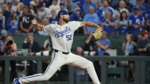 ¡Se queda! Los Royals llegan a un acuerdo con Michael Wach por tres años más