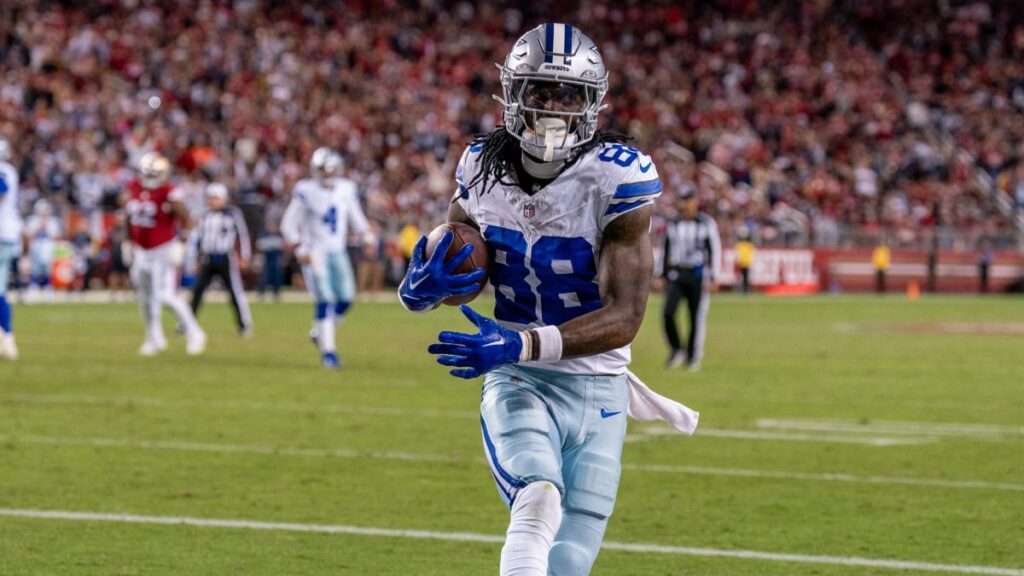 Ceedee Lamb esta desconforme con la luz del sol en el AT&T Stadium / Reuters 