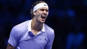 Alexander Zverev supera a Carlos Alcaraz y avanza invicto a semifinales en las ATP Finals