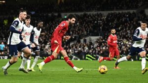 Liverpool perturba con goleada al Tottenham en su propia casa y mira a todos desde la cima