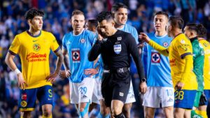 Comisión de Árbitros da a conocer los audios del VAR que dieron el visto bueno del penalti del América… ¿Y la invasión de campo?