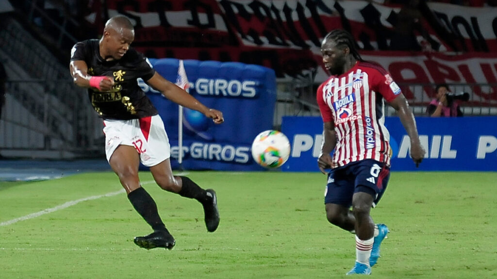 Partido entre Junior y América de Cali. - Vizzor Image.