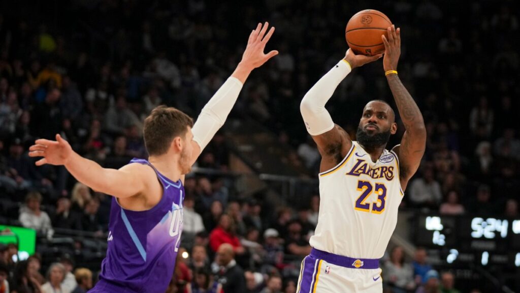 Anthony Davis y Lebron James lideran a los Lakers a una ajustada victoria ante el Jazz