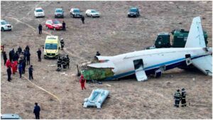 Accidente de avión en Kazajistán deja decenas de muertos en plena Navidad; pasajeros graban el percance