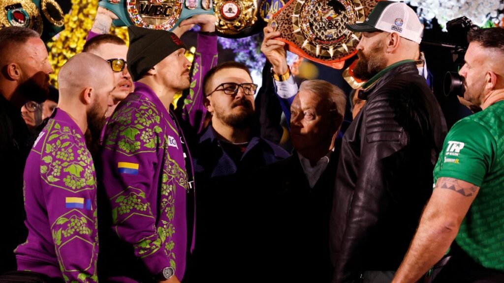 Usyk y Fury pasan por la báscula y se declaran listos para su combate por la hegemonía de los pesos pesados