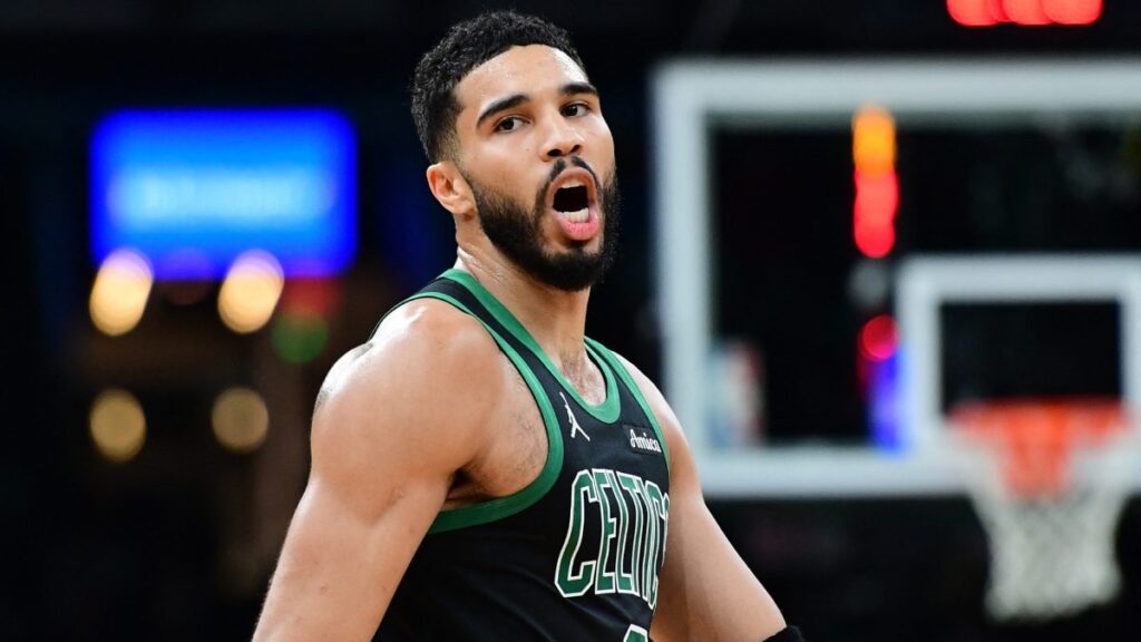 Gran labor de Jayson Tatum impulsa la victoria de los Celtics sobre los Bucks