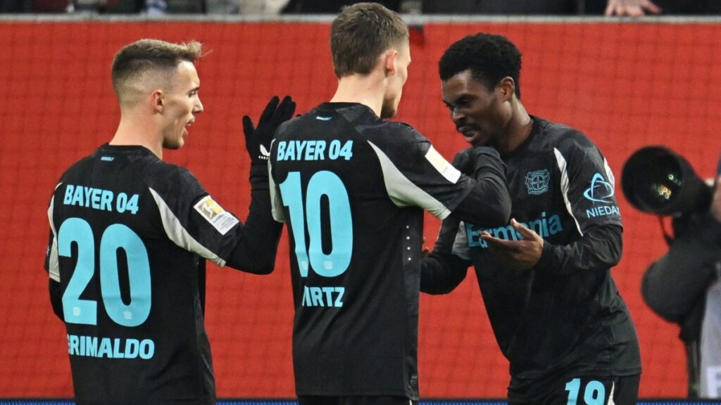 Bayer Leverkusen aprovecha el tropiezo del Bayern y recorta distancias por el liderato de la Bundesliga