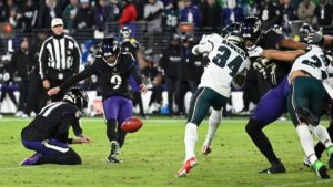 Eagles sale de Baltimore con la victoria, en un día para el olvido para Justin Tucker