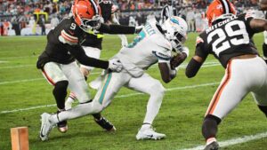 Los Dolphins conservan las esperanzas de playoffs aún sin contar con Tua Tagovailoa tras vencer a Browns