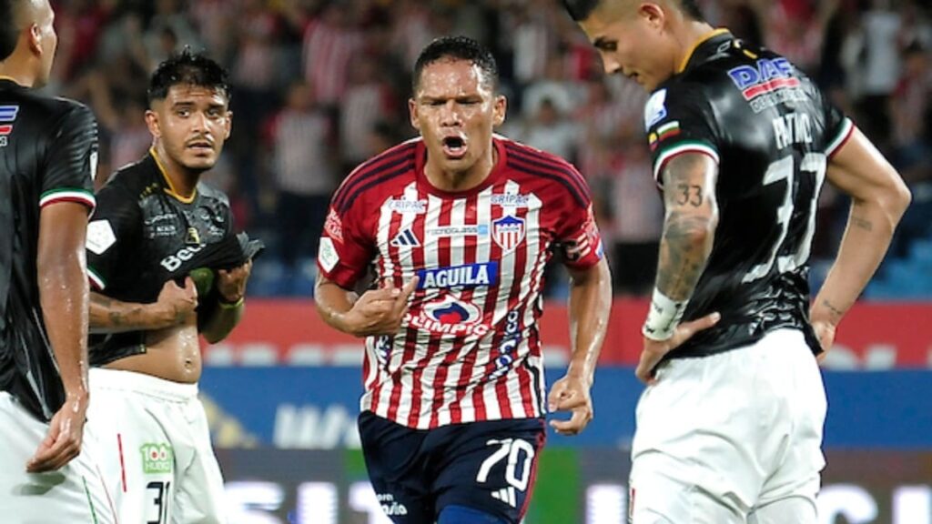 Carlos Bacca celebrando con Junior | VizzorImage.