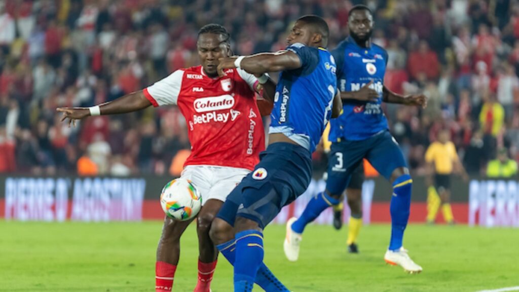 Hugo Rodallega disputando balón con jugador del Pasto | VizzorImage.