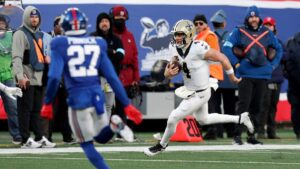 Derek Carr abandona con posible fractura ante Giants y está en duda para el juego contra Commanders