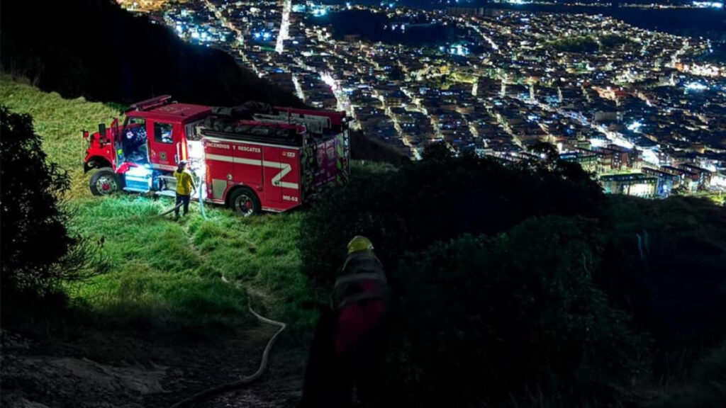 Carro de bomberos y panorámica de Bogotá. - @Bogota.