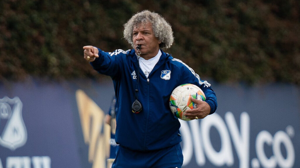 Alberto Gamero, en un entrenamiento de Millonarios. - @MillosFCoficial.