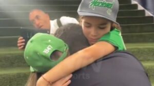 ¡Momento inigualable! Efraín Juárez es felicitado efusivamente por su familia