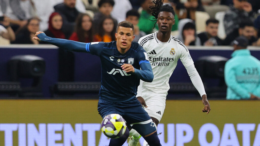 Nelson Deossa y Eduardo Camaving, durante el partido. - Vizzor Image.