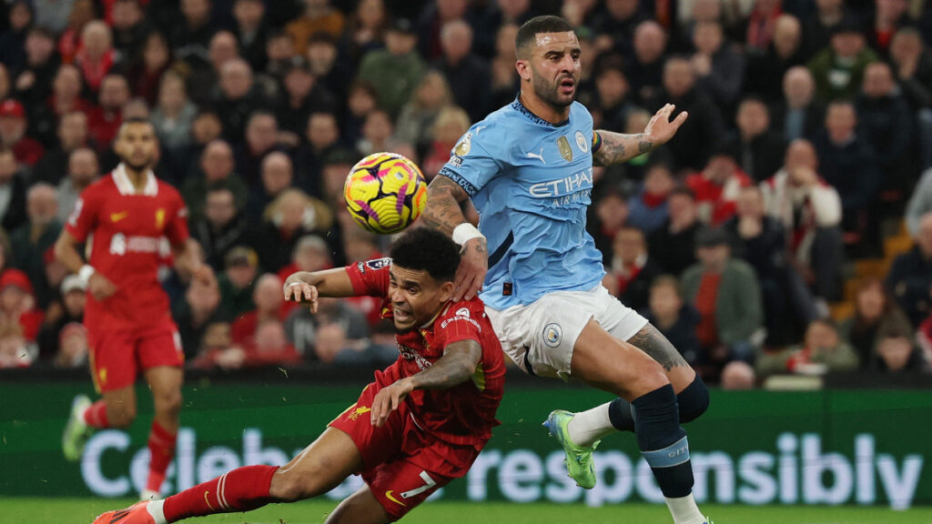 Luis Díaz y Kyle Walker disputan la pelota. - Reuters.