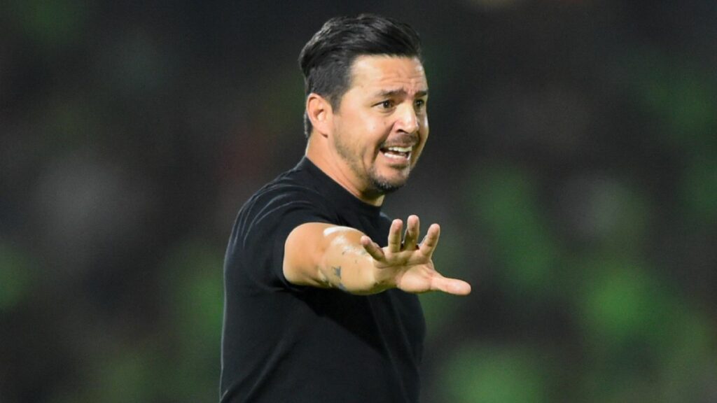 Diego Mejía, técnico mexicano