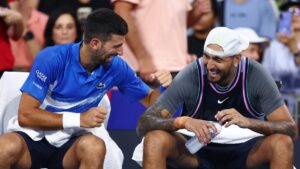 Djokovic y Kyrgios avanzan a la segunda ronda de Brisbane con un espectáculo de tenis