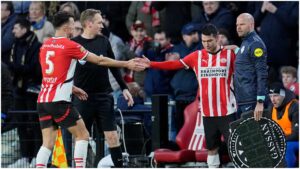 El PSV vence al Feyenoord de Santiago Giménez en la despedida de Chucky Lozano