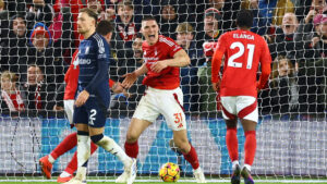 Nottingham Forest le cambia la navidad por un vía crucis al Aston Villa