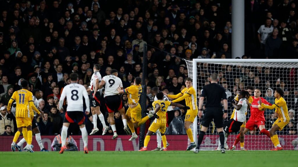 Raúl Jiménez participó en los minutos finales del partido entre el Fulham y el Brighton de la jornada 14 de la Premier League.