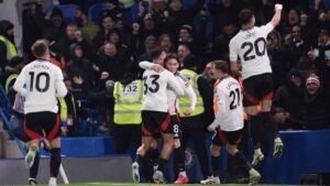 ¡El Fulham de Raúl Jiménez rompe racha de 45 años sin ganar en casa del Chelsea!