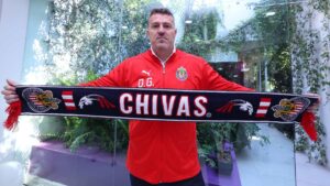 Óscar García ya luce los colores de Chivas