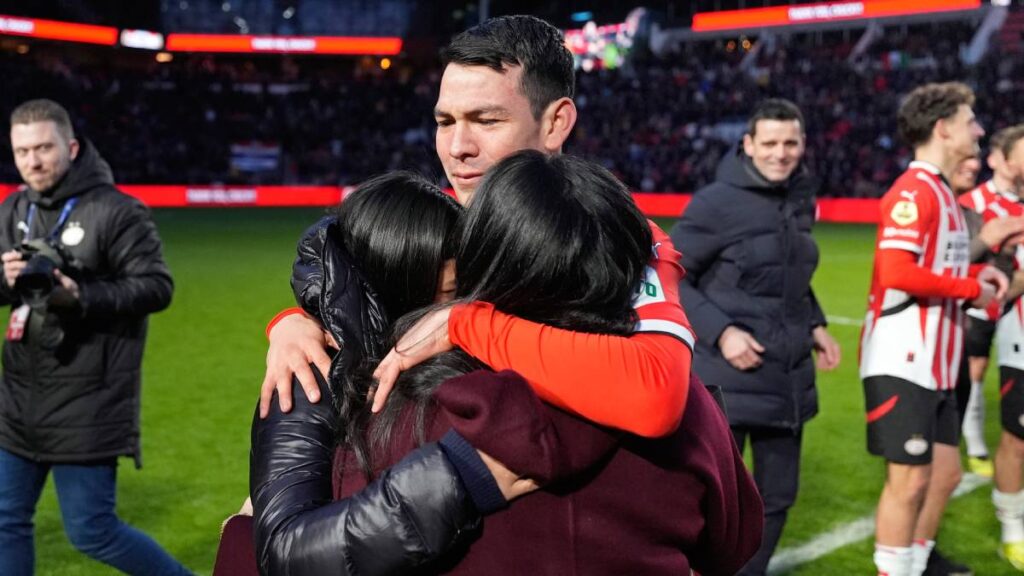 Emotivo momento del Chucky Lozano con su familia.  Photo Prestige/Soccrates/Getty Images