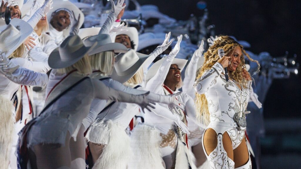 Beyoncé se luce en el medio tiempo del Christmas Gameday. | Brooke Sutton/Getty Images