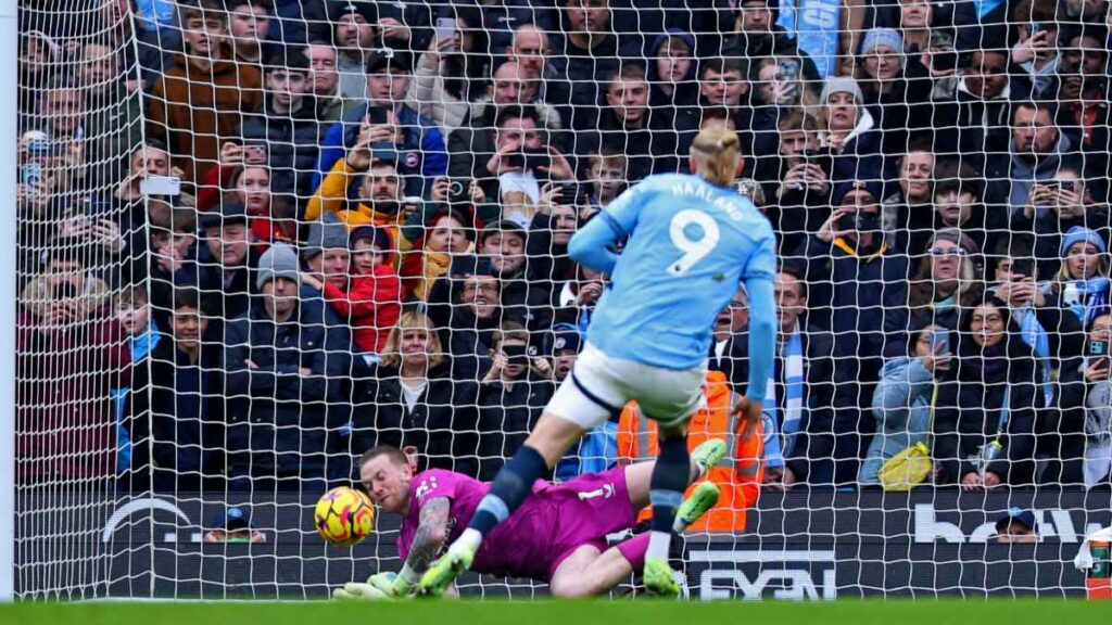 Erling Haaland falló el penal que le podía haber dado la victoria al Manchester City con lo que alarga su mala racha frente al gol