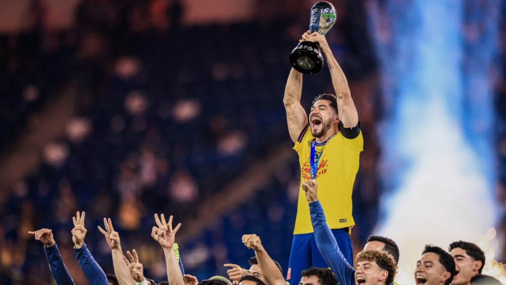 Henry Martín felicita a los jugadores de Monterrey luego de ser tricampeón con el América