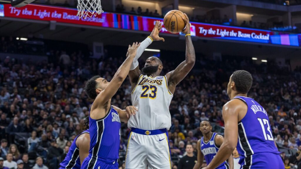 LeBron James en un duelo con Los Angeles Lakers