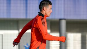 Técnico del Valencia elogia a James en la previa del choque contra Rayo Vallecano