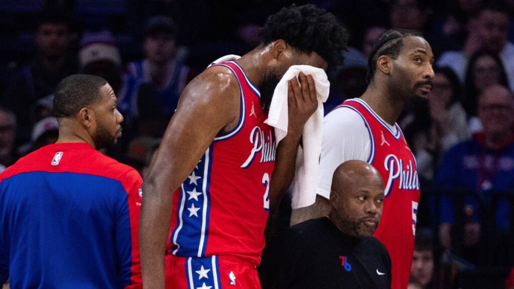 Joel Embiid sale lesionado del juego en el cierre del primer cuarto