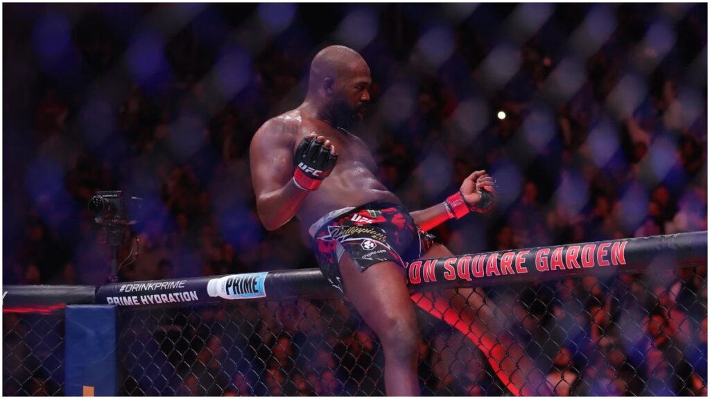 Jon Jones, campeón de los pesos completos en UFC | Reuters