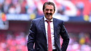 Ricardo La Volpe se lanza contra los directivos de la Liga MX tras el doblete de Efraín Juárez en Colombia