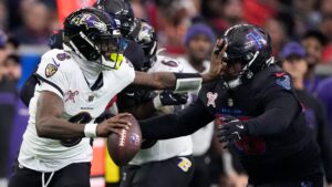 Lamar Jackson hace historia en la NFL con récord terrestre