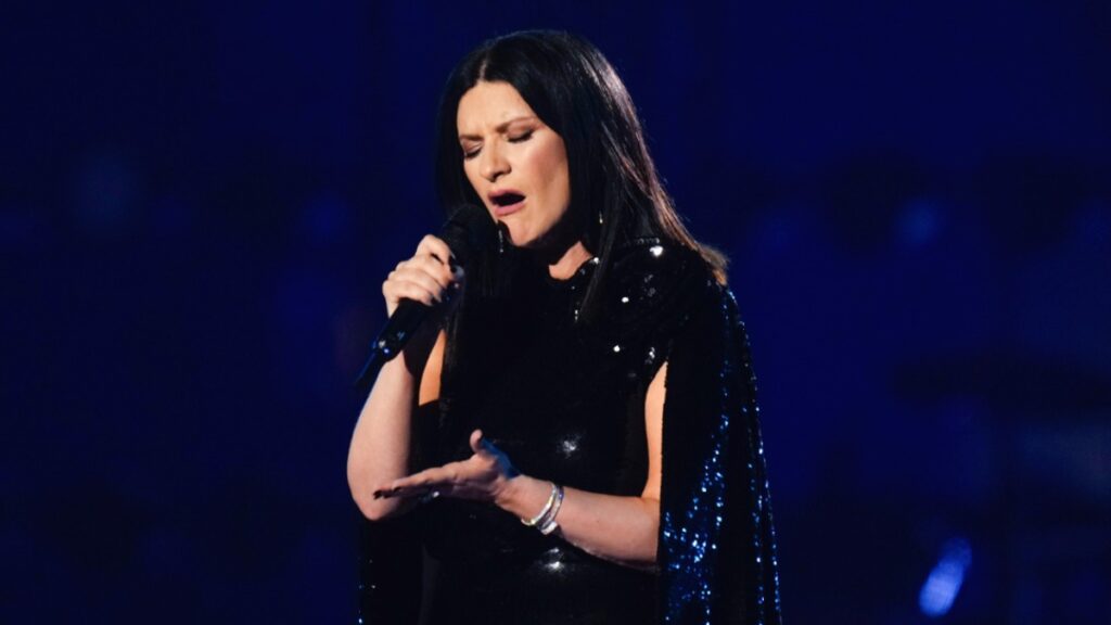 Laura Pausini se cae de las escaleras en un concierto