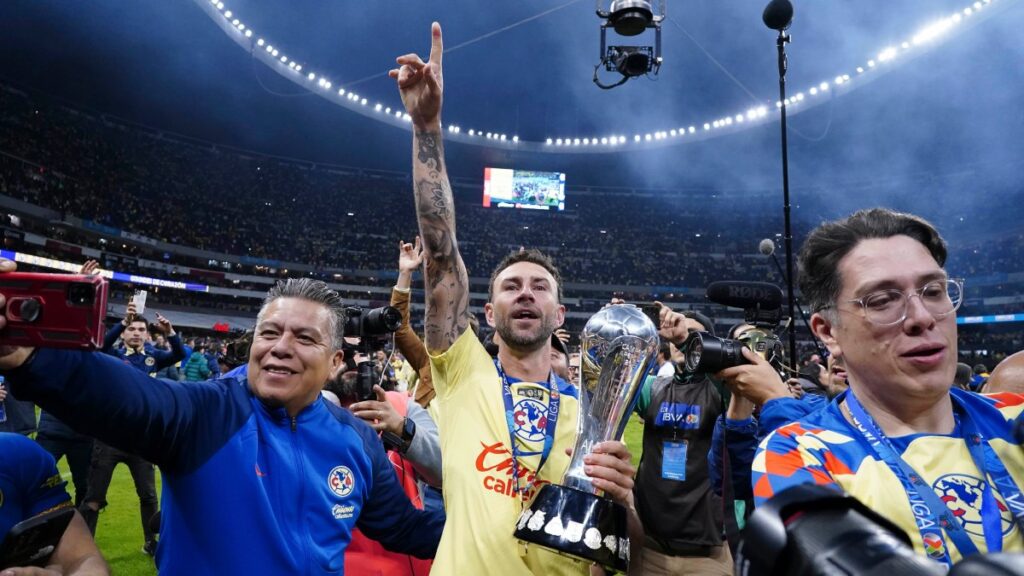 Miguel Layún festejando el título del Apertura 2023