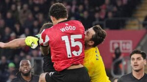 ¡Conmocionado! Fabianski sale del partido ante Southampton luego de un golpe en la cabeza